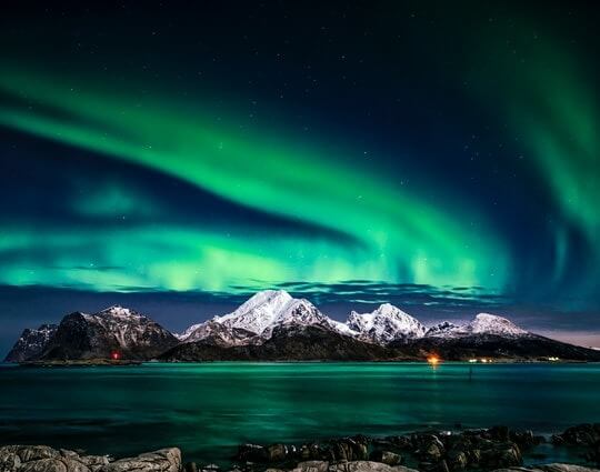 This example creates a 12-color JPEG image of the northern lights. It independently selects a group of colors that are the closest match and draws a JPEG so that it seems as if it is drawn using many more colors. (Source: Pexels.)