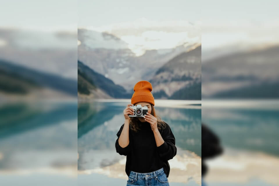 In this example, we expand a JPEG photo of a girl with a camera on the left and right sides and convert it from portrait orientation to landscape orientation. We use the "Blur Fill" method and fill in the newly created areas on the sides with a blurred copy of the original photo. We set the blur radius to 15 pixels and get a horizontal JPG of 960 by 640 pixels. (Source: Pexels.)