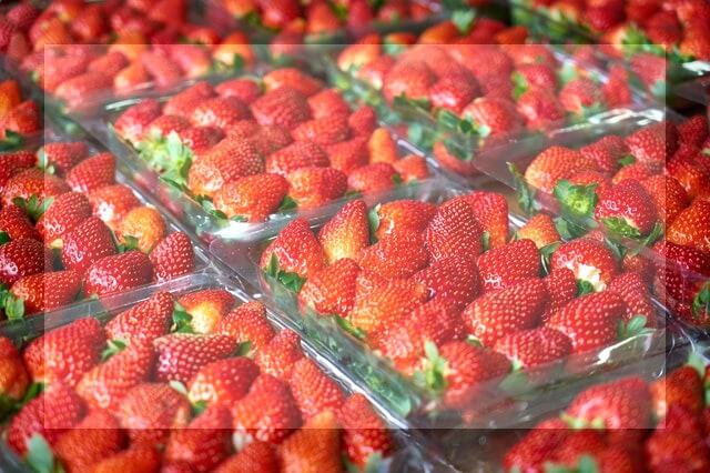 In this example, we use the interactive resizers to select a rectangular area in the middle of a JPG/JPEG image for the light change. We select an area of 560 by 346 pixels and make it 20% brighter than the pixels around it. This creates a nice effect of a darker border around the JPG/JPEG image of strawberries. (Source: Pexels.)