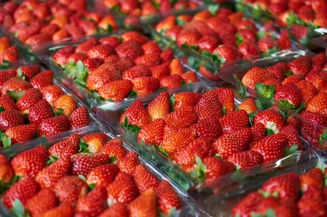 In this example, we use the interactive resizers to select a rectangular area in the middle of a JPG/JPEG image for the light change. We select an area of 560 by 346 pixels and make it 20% brighter than the pixels around it. This creates a nice effect of a darker border around the JPG/JPEG image of strawberries. (Source: Pexels.)
